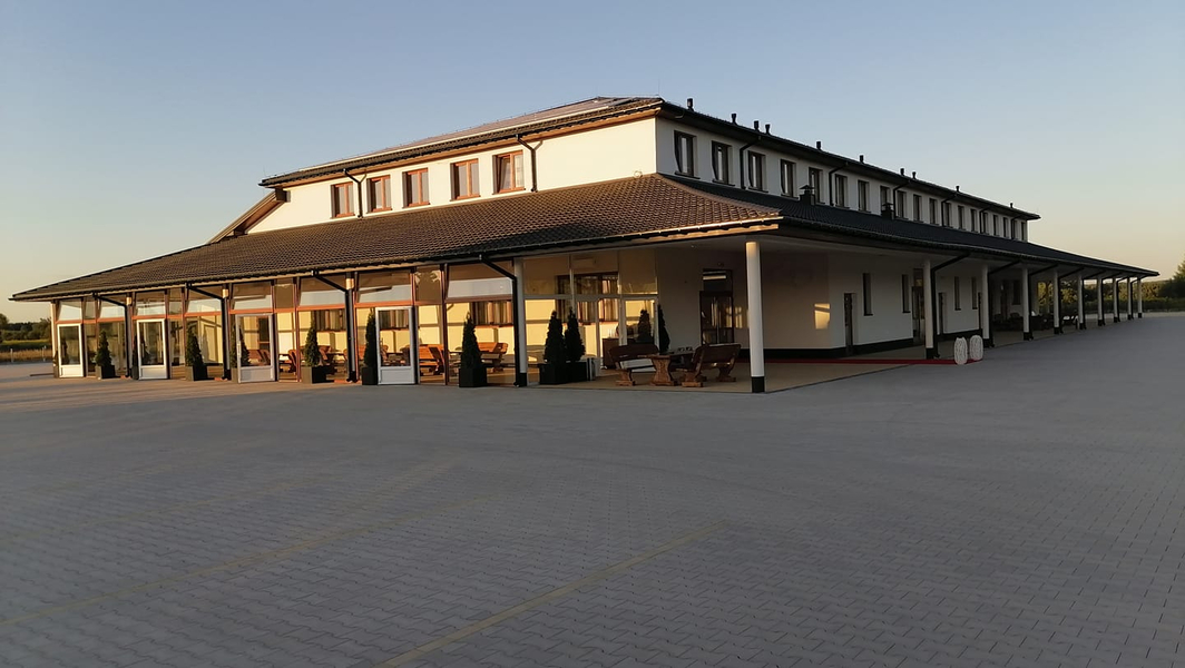 Zdjęcie na okładce dla Dom weselny Bajka całowanie Sala weselna Mazowieckie